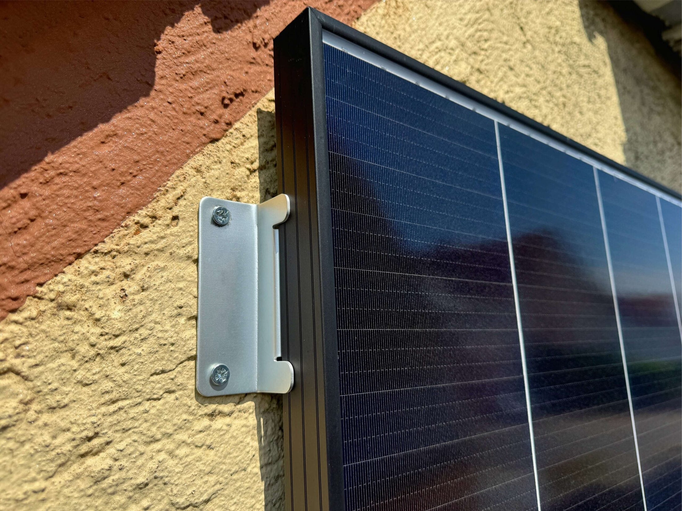 Balkonkraftwerk Befestigung | Bohren vs. Klemmmontage