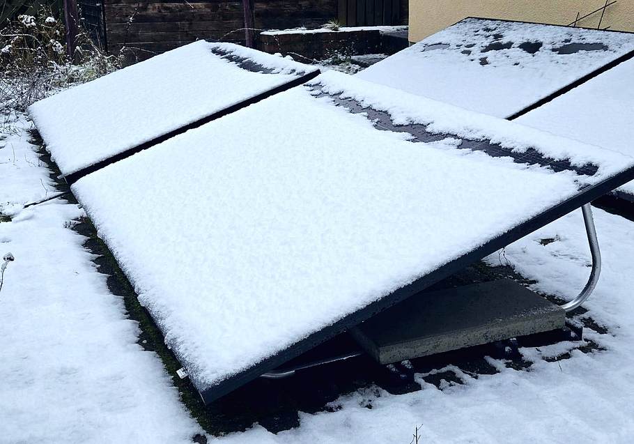 Balkonkraftwerk im Winter: So meistern Sie Schneelast, Kälte und geringe Erträge