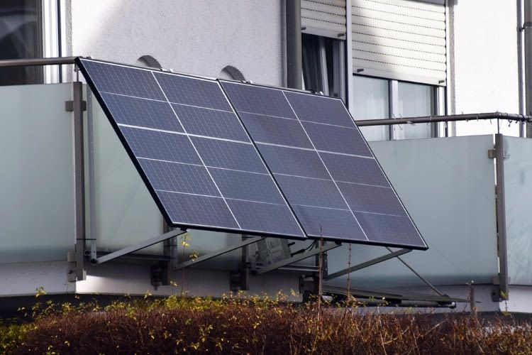 Wie werden Solarmodule an der Halterung befestigt