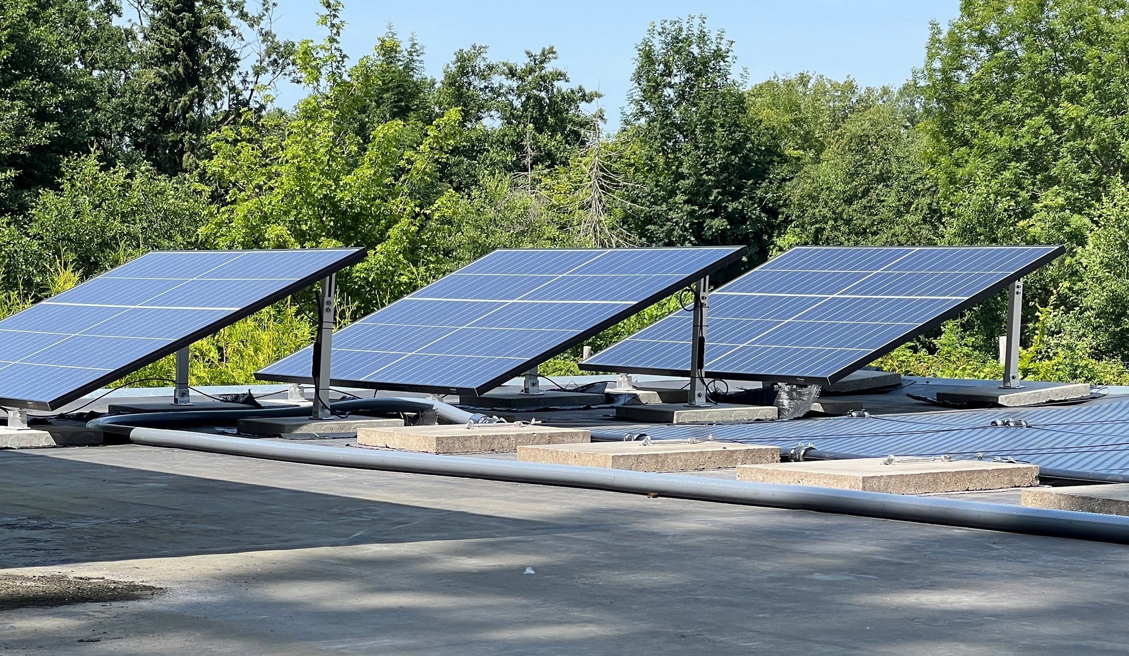 In welchem Winkel sollte man ein Solarpanel auf ein Flachdach aufstellen