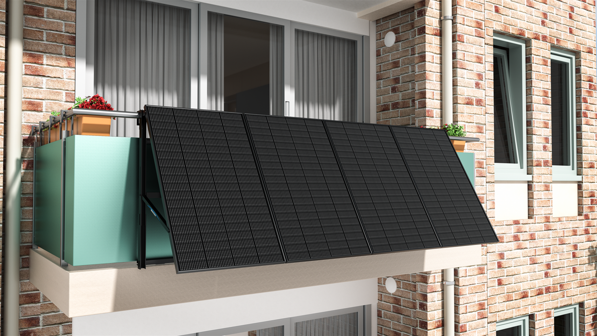 Ray Balkon mit Schild Balkonkraftwerk 800W